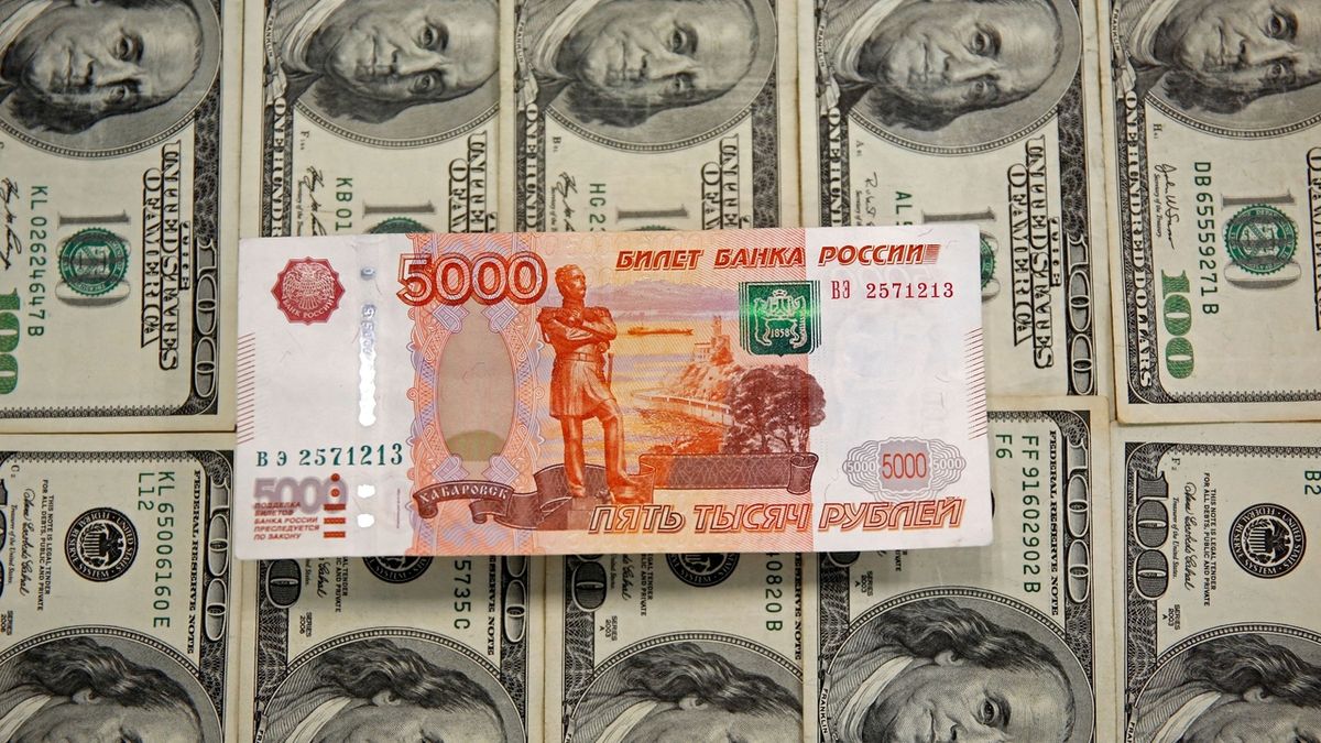 Rubl je na rekordním minimu, ČNB ho vyřadila ze seznamu